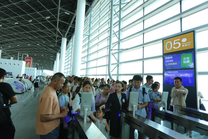 图为海口新海港客运综合枢纽投用后，旅客正在通过安检，海口新海港实行人车分离作业模式，人员直接通过廊桥登上船舶。