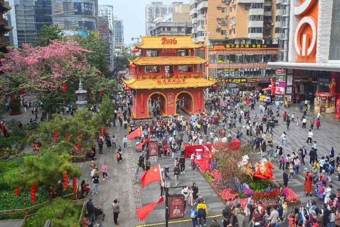 2026年2月13日，已有百年历史的广州西湖花市开市迎客。中新社记者 陈骥旻 摄