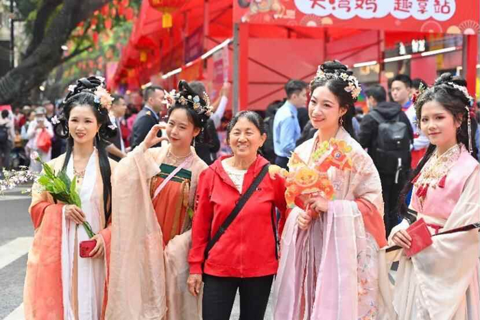 2026年2月13日，已有百年历史的广州西湖花市开市迎客。图为市民身着汉服逛花市。中新社记者 陈骥旻 摄