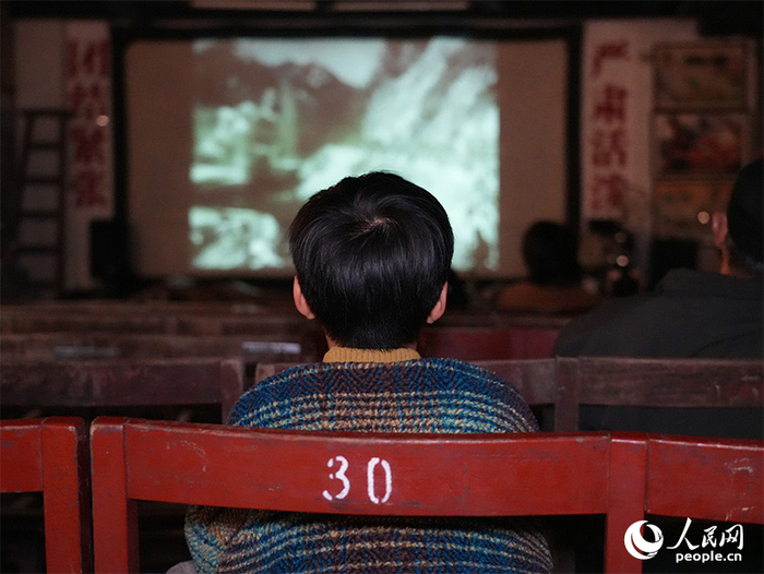 看电影的孩子。人民网记者 黄睿靖摄