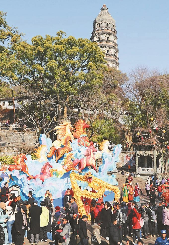 2月17日，苏州虎丘山景区开展丰富多彩的迎春游园活动。 朱桂根 摄