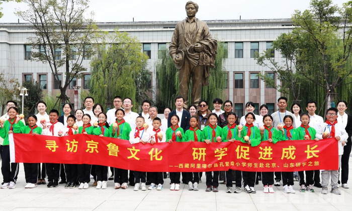 资料图：2025年研学师生在孔繁森精神教学基地红石榴广场孔繁森雕塑前合影　摄影：刘莉