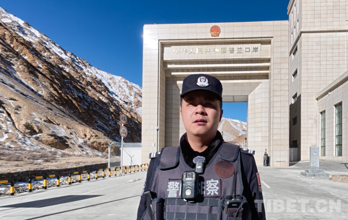 图为从警22年的民警郑勇　摄影：赵振宇