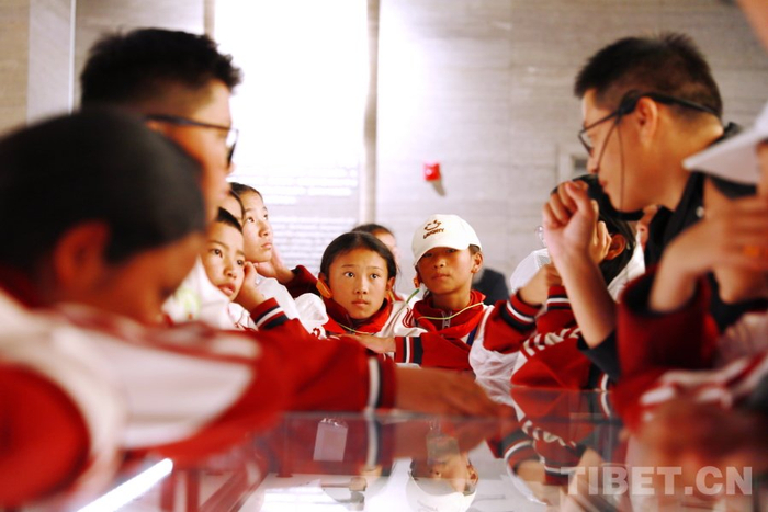 资料图：图为孔繁森小学孩子们在孔子博物馆认真聆听讲解，感悟千年儒家文化　摄影：刘莉