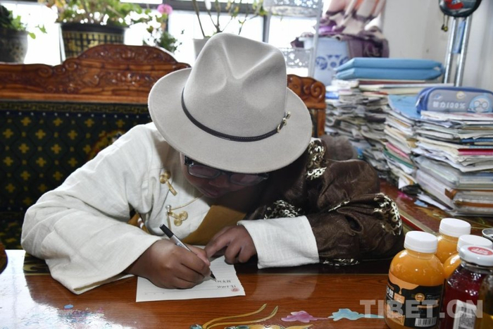 图为噶吗多吉为王成诚同学写信　摄影：赵振宇