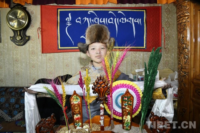 图为嘎玛益西曲桑为帮助他们完成研学梦想的每一位人士献上新年祝福　摄影：赵振宇