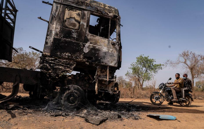△尼日利亚夸拉州恐袭事件发生后，一辆被焚烧的卡车残骸。