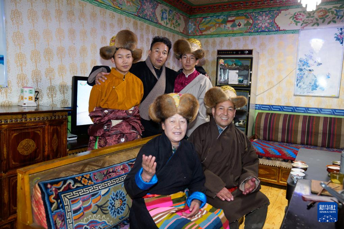 2月16日，在拉萨堆龙德庆区东嘎街道桑木社区，群群的儿子罗桑土旦（后排中）与家人合影。新华社记者 丁增尼达 摄