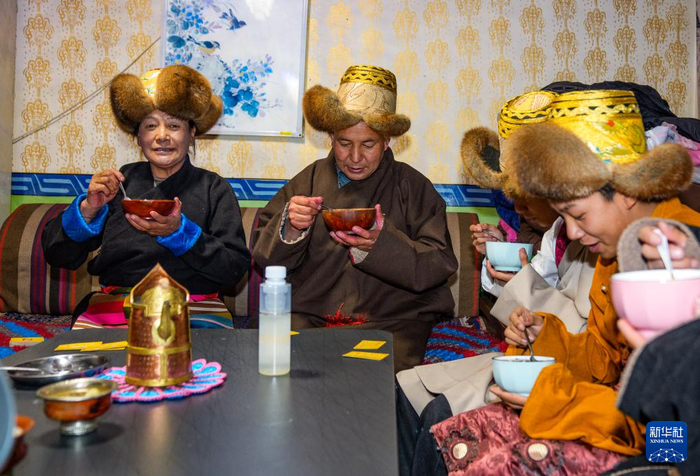 2月16日，在拉萨堆龙德庆区东嘎街道桑木社区，群群一家人在吃“古突”。新华社记者 丁增尼达 摄