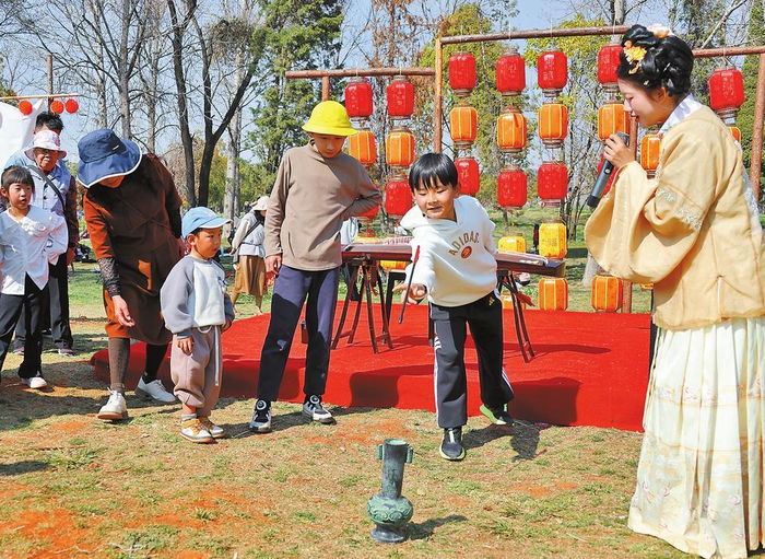 大年初二，孩子们在昆明福保半岛国风游园会上玩投壶游戏。记者 黄兴能 陈飞 摄