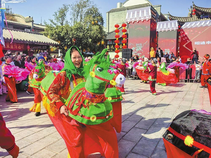 大年初一，昭通古城举办“非遗焕彩·昭通年俗”巡街展演。通讯员 莫娟 摄