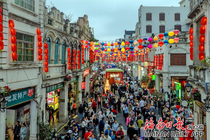 海口骑楼老街吸引市民游客在此参观游玩。海南日报特约记者蒋聚荣 摄