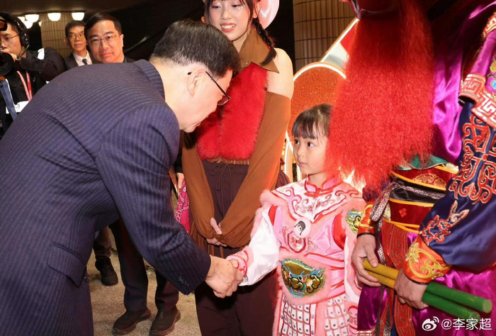 ▲李家超与小恩琪见面握手