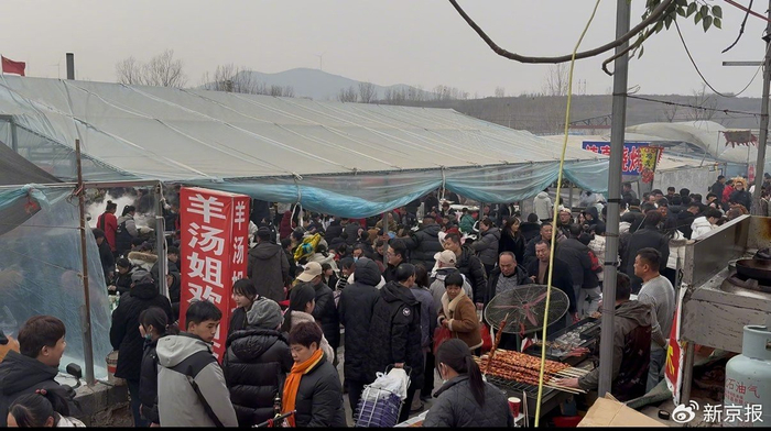 2月15日，农历腊月二十八，费县大集上拥挤的人群。 新京报记者 赵敏 摄