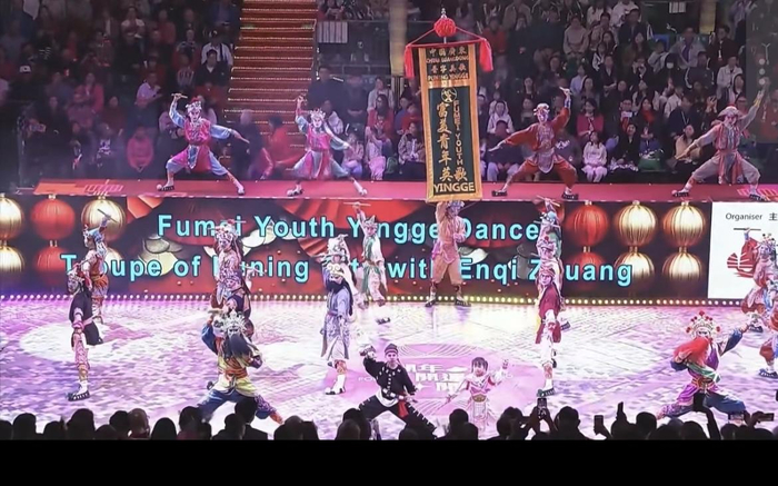 ▲大年初一晚，香港，庄恩琪（中右）与普宁富美青年英歌队上台表演