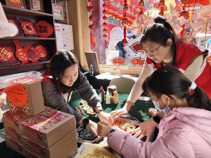 庙会期间，游客在中国书店内体验拓印。受访者供图