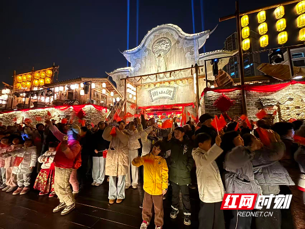 衡山县衡山渡·湘江渡口民俗文化印象体验地热闹非凡。