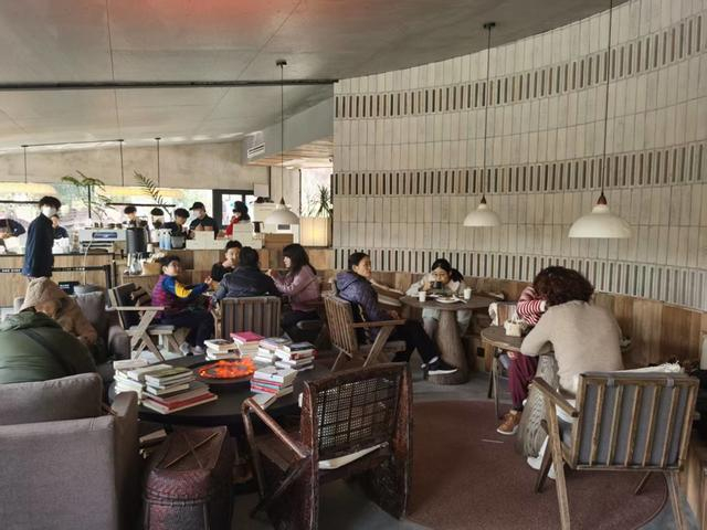 一尺花园鲁迅公园店基本满座。吴卫群摄