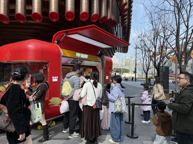 泡泡玛特快闪车成为BFC商场的人气王。叶宇摄