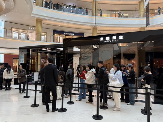 新春期间，老铺黄金在恒隆广场内新增快闪店。叶宇摄