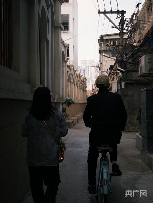 小走马路（央广网见习记者  蔡雨煊  摄）