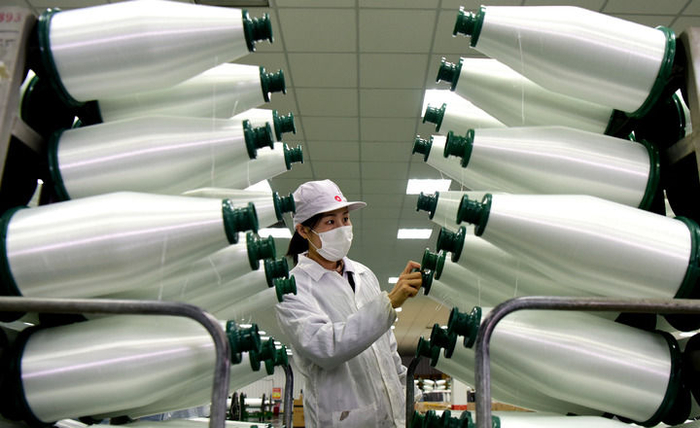 工人在位于河南林州的光远新材料股份有限公司电子布生产车间进行原丝巡检（2025年3月19日摄）。新华社记者 朱祥 摄