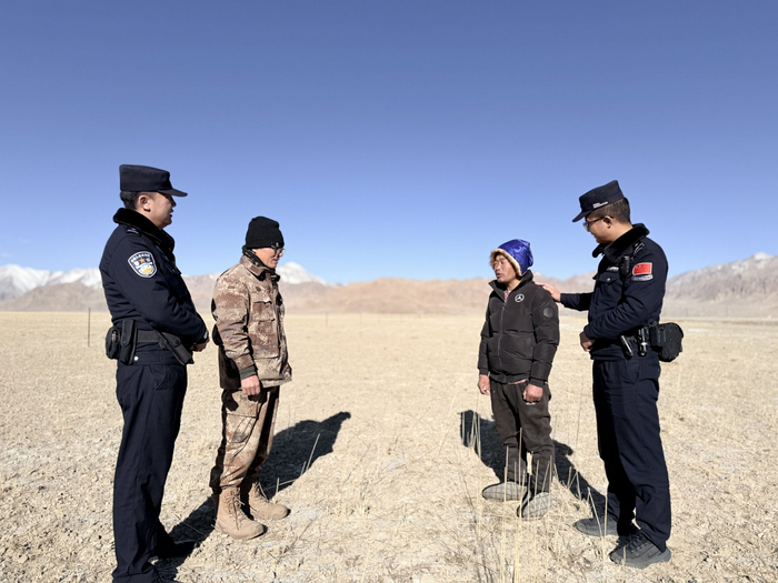 多玛边境派出所民警针对牧民次仁和巴桑反映的草场边界问题进行了实地走访。通讯员 何恺 摄