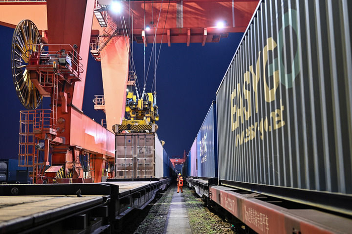 货运员在成都国际铁路港检查吊运的中欧班列集装箱（2026年2月16日摄）。新华社发（何海洋 摄）