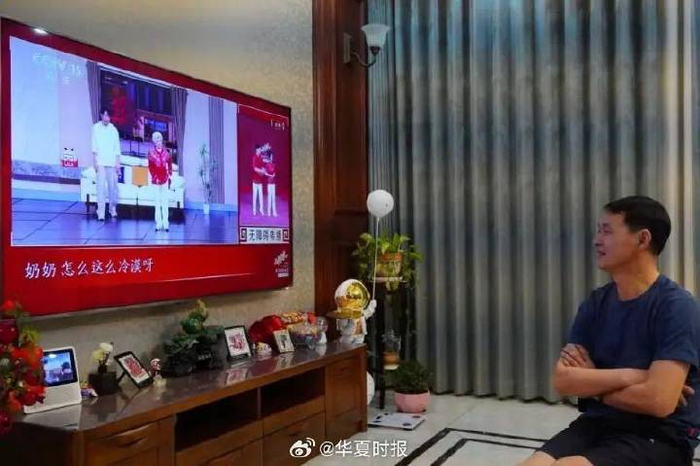 聋人观众崔连和观看春晚（受访者供图）