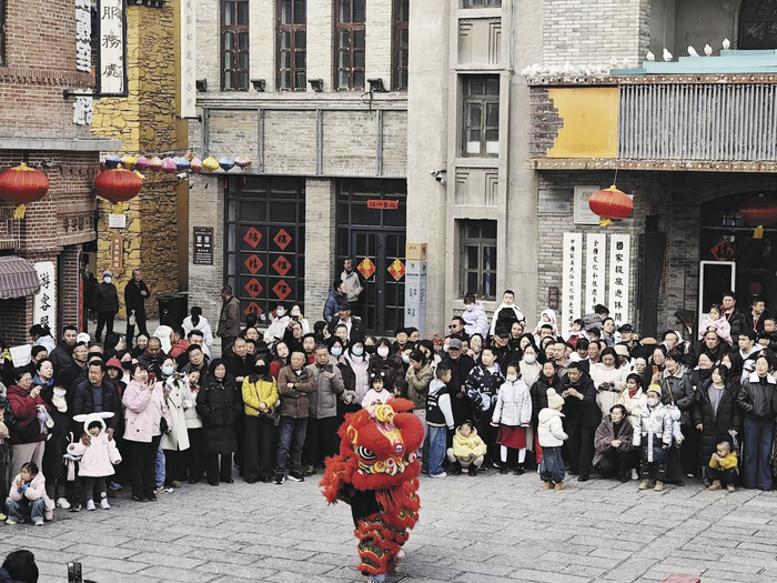 海东市平安区平安驿景区游客摩肩接踵。本报记者 陈晨 摄