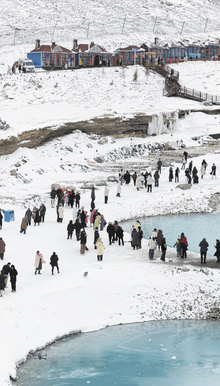 岗什卡雪峰银装素裹，各地游客慕名而来，以登高望远的方式开启新年，掀起高原户外游热潮。门源融媒供图