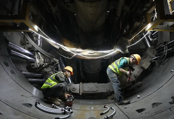 中铁十八局集团工人在石家庄市地铁5号线一期工程01工区建设工地施工（2025年10月24日摄）。新华社记者 杨世尧 摄