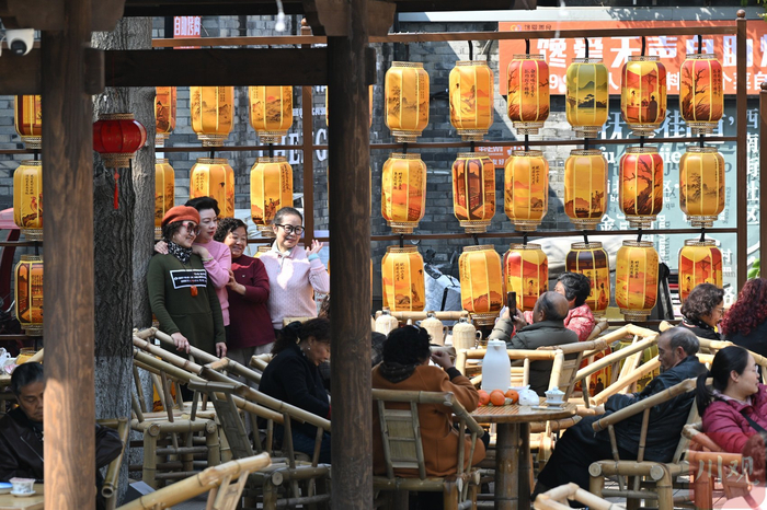 市民游客在当垆茶肆拍照打卡。