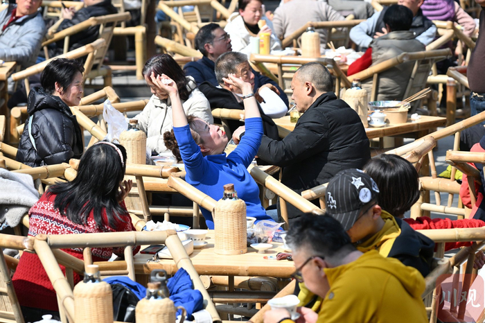 市民游客在当垆茶肆喝茶休闲。