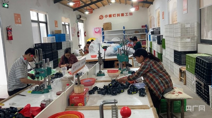 共富工坊促进农民在家门口实现就业增收（央广网记者  李晓晓  摄）