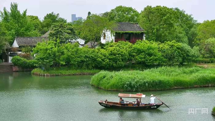 杭州西溪国家湿地公园水道纵横，游客乘船如在画中游（央广网记者  尚天宇  摄）