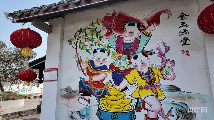 色彩明艳、寓意美好的绵竹年画（央广网记者  昌思荣  摄）