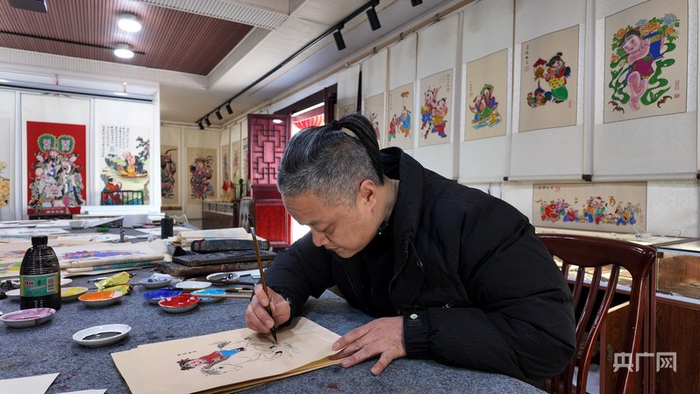 陈强正在为绵竹年画上色（央广网记者  昌思荣  摄）