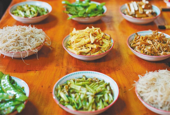 过年常见食材：水芹、腐竹、粉丝等。海南日报全媒体记者 张茂 摄