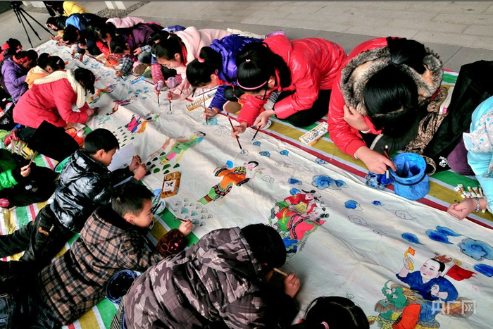 小朋友们在学习绵竹年画制作（央广网发  绵竹市委宣传部供图）