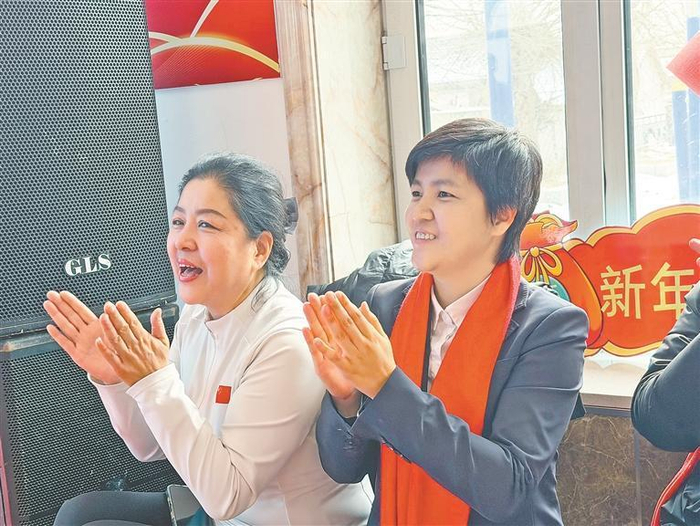     褚丽娟（左）和陈雨佳（右）在观看演出。