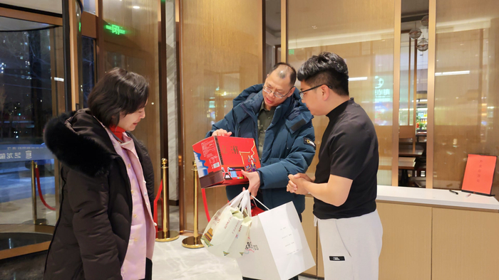 北京市文旅局向郁章宝一家送上北京礼物。王巍 摄