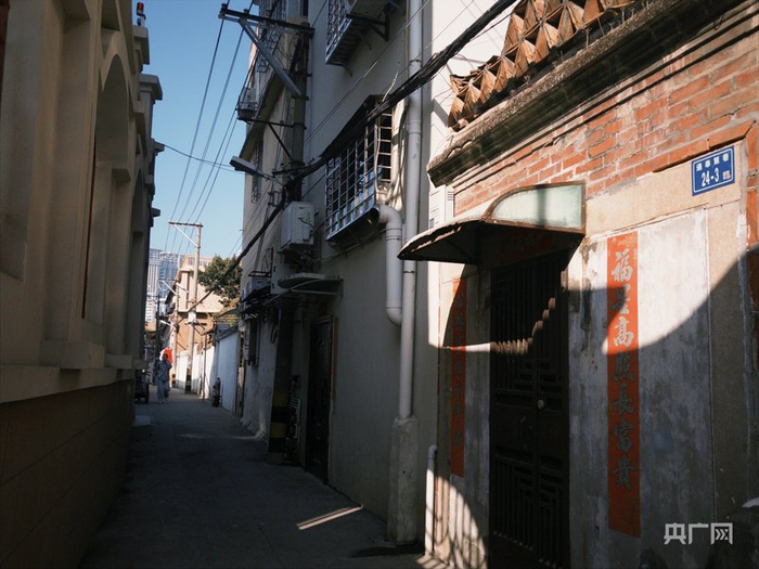 小走马路（央广网见习记者  蔡雨煊  摄）