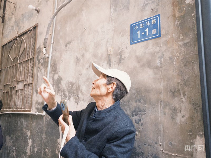 正在介绍小走马路的卢志明（央广网见习记者  蔡雨煊  摄）