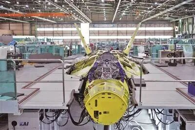 资料图：正在总装的韩国KF-21战斗机（来源：中国国防报）