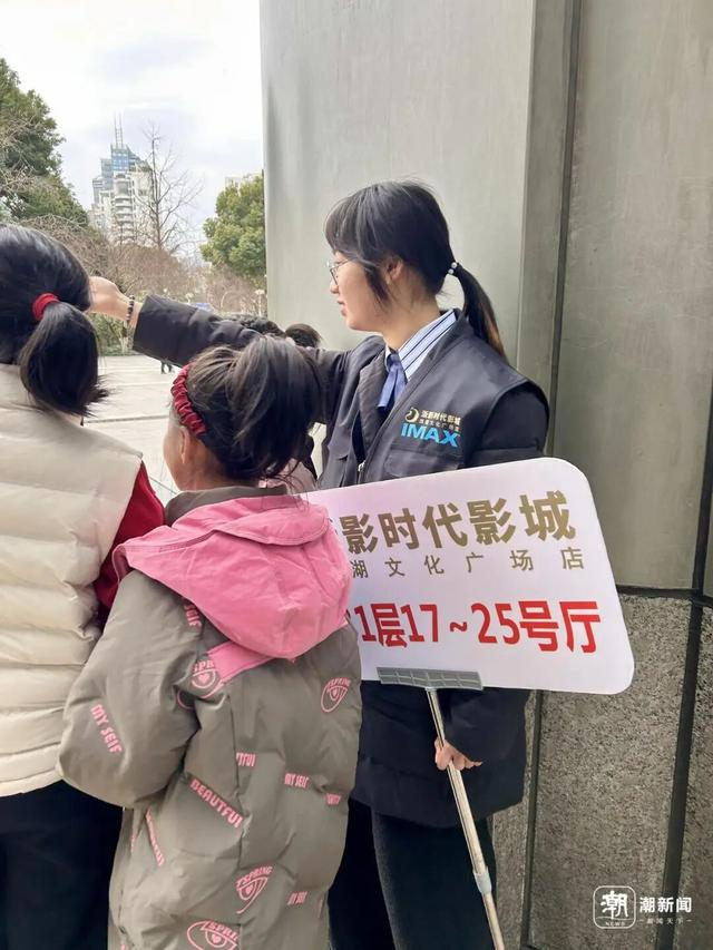 吴辰瑜在给小观众指路 陆芳 摄 