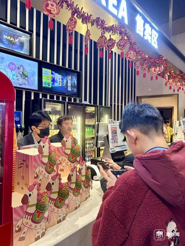 售卖部许杰（左2）在接待观众 陆芳 摄 