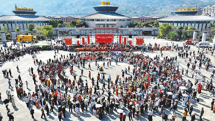 大年初一，施甸县三馆广场上，当地群众与游客共同打歌。通讯员 杨磊 摄