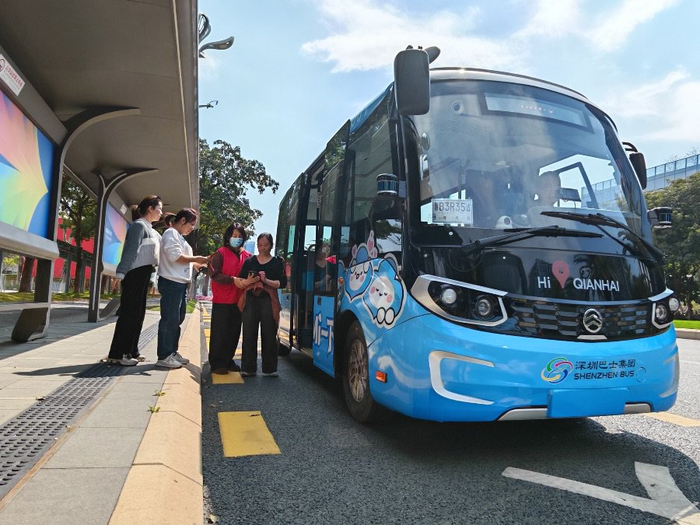 （市民游客体验“向前向海欢乐巴”）