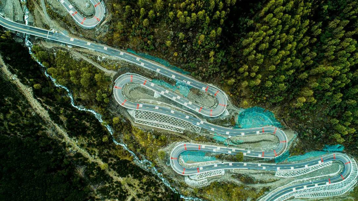 影片中，赛车手们在“亚洲沐尘100公里拉力赛”的超高海拔赛道上飞驰。 图据九龙县文旅局